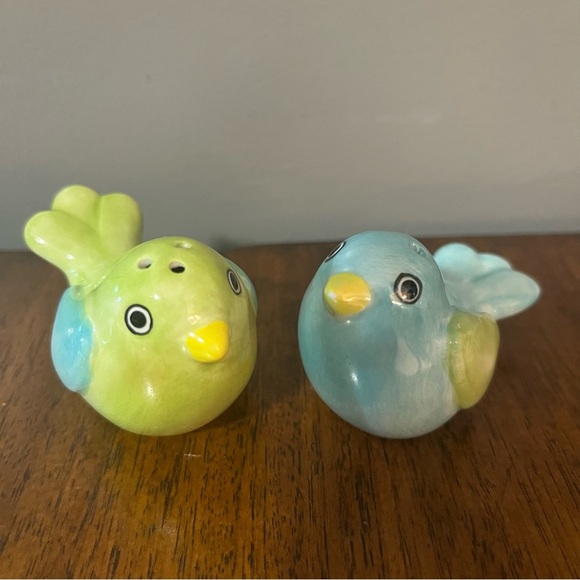 Ceramic Parakeet salt and pepper shakers signed on the bottom. - Picture 2 of 10